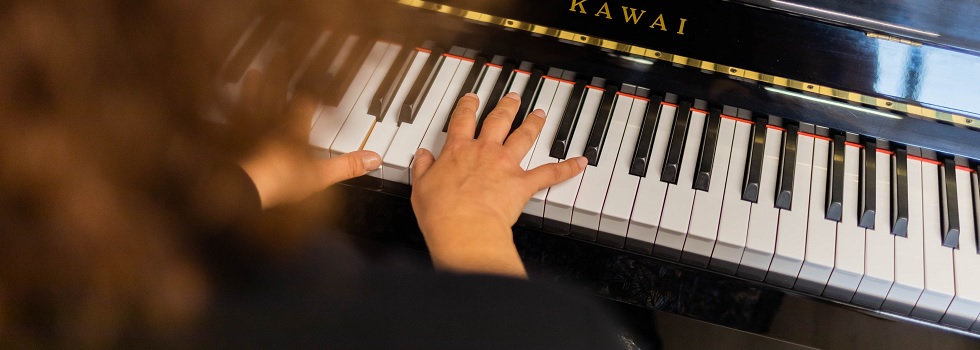 Klavierspielende Hände